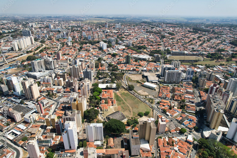 Vista aérea dos prédios e casas da região central da cidade de Campinas, localizada no interior do estado de São Paulo. 