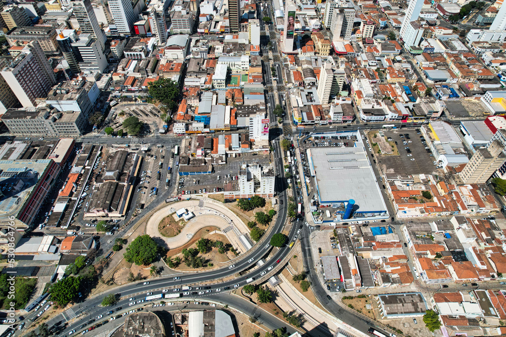 Naklejka premium Vista aérea dos prédios e casas da região central da cidade de Campinas, localizada no interior do estado de São Paulo.