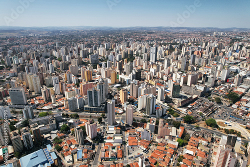 Vista aérea dos prédios e casas da região central da cidade de Campinas, localizada no interior do estado de São Paulo. 