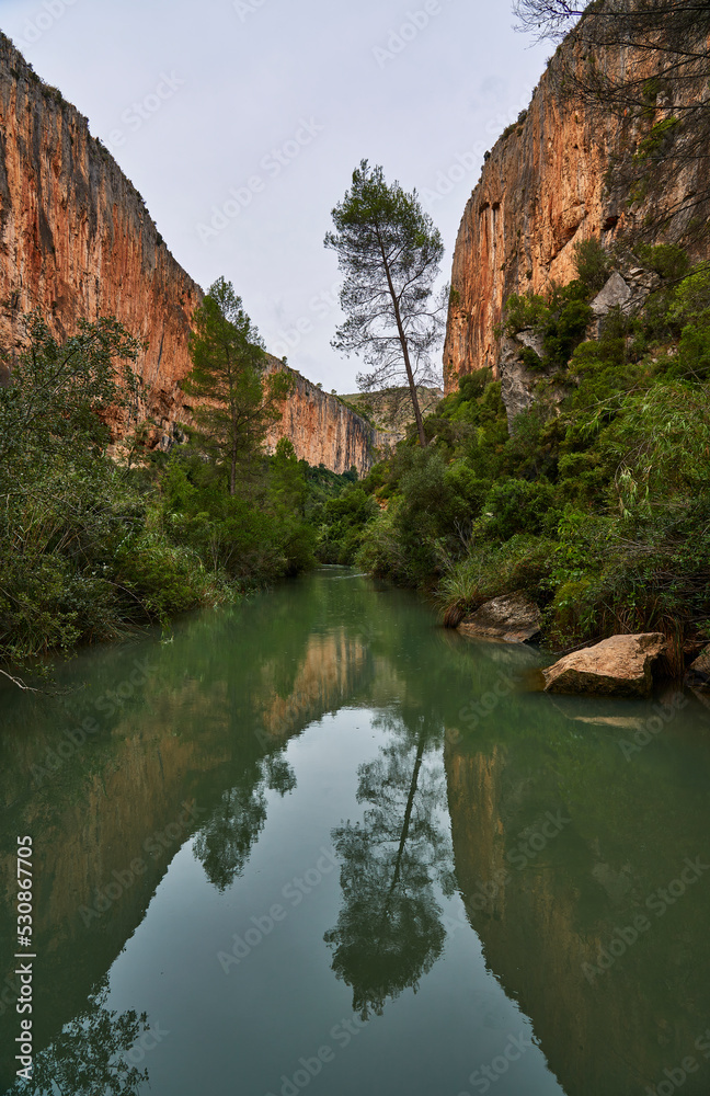 Reflejos en el cañón del rio Turia, Valencia (España)