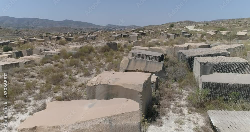 Gigantescos sillares de roca parda abandonados en desierto vistos con dron