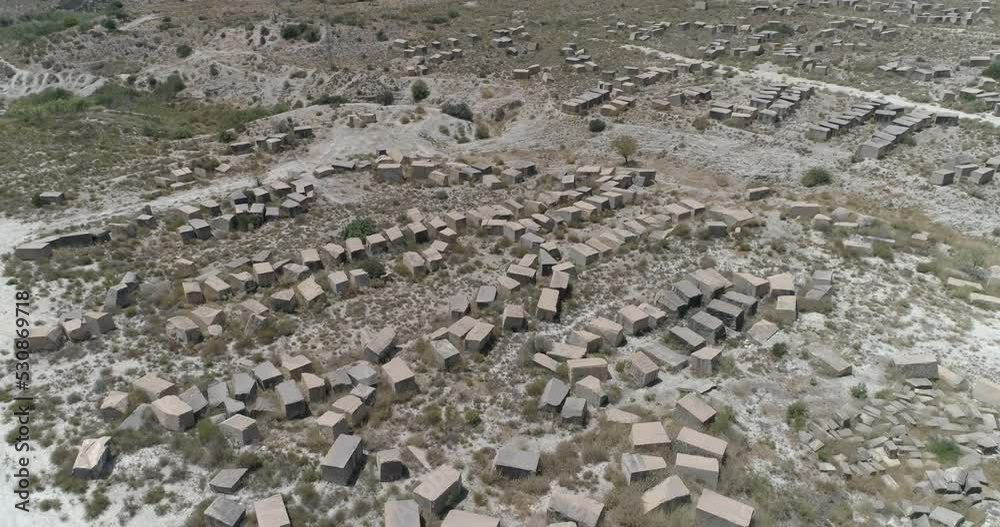 Vista aérea de grandes bloques de piedra abandonada en el desierto