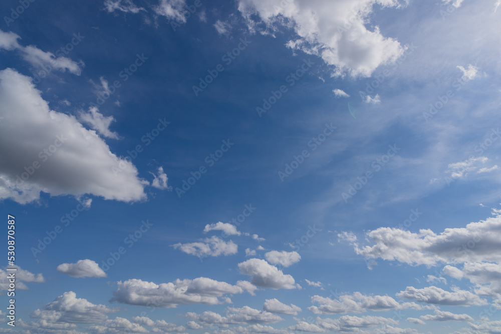 Błękitne niebo z białymi chmurami - obrazy, fototapety, plakaty 