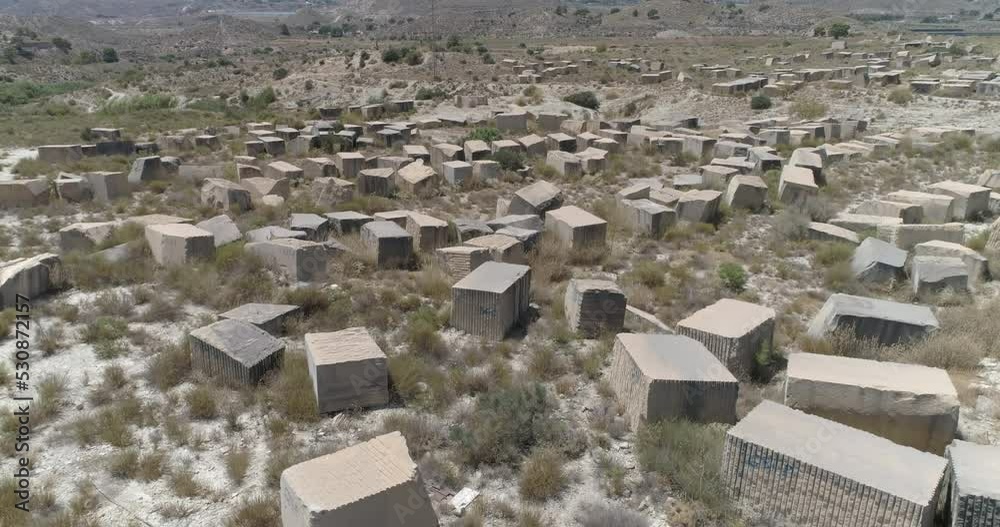 Desierto cubierto por bloques de piedra de antigua cantera desde arriba