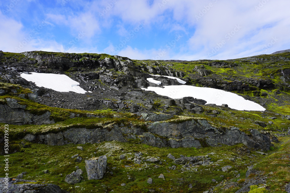 die wunderschöne Landschaft im Aurlandsfjellet in Norwegen mit Rest Schnee im August die wunderschöne Landschaft im Aurlandsfjellet in Norwegen mit Rest Schnee im August