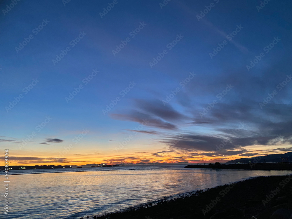 アンブルサイドビーチ ウエストバンクーバー 夕陽 朝日 夕焼け カナダ 海 水平線 日暮れ アンブルサイドビーチ ウエストバンクーバー 夕陽 朝日 夕焼け カナダ 海 水平線 日暮れ