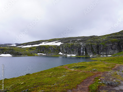 Blick auf den Flotvatnet mit kleinen Wasserfall im Aurlandsfjellet in Norwegen  photo