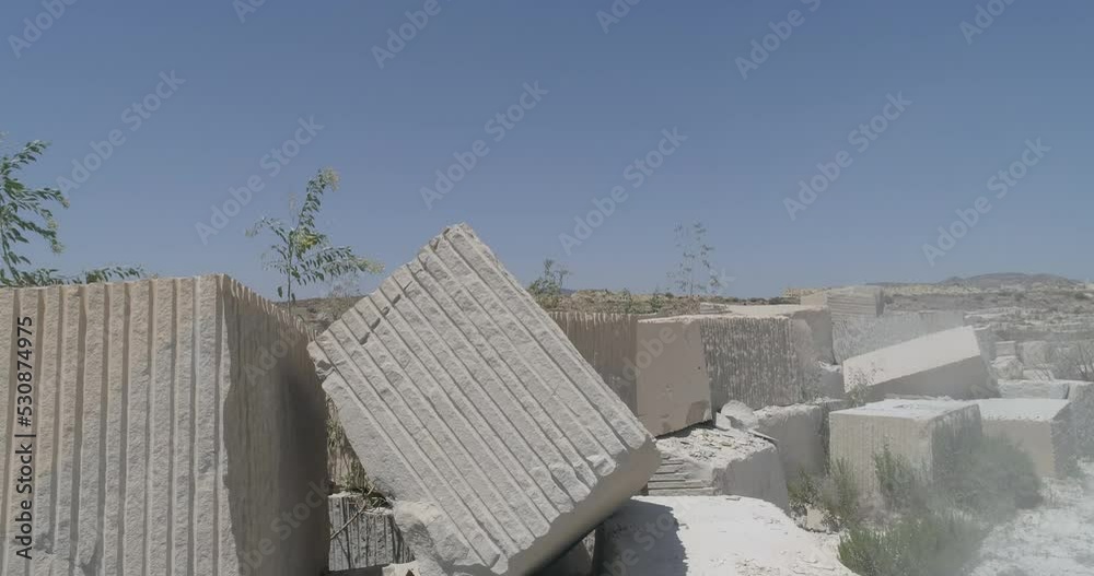 Vista aérea de bloques de piedra abandonados en desierto