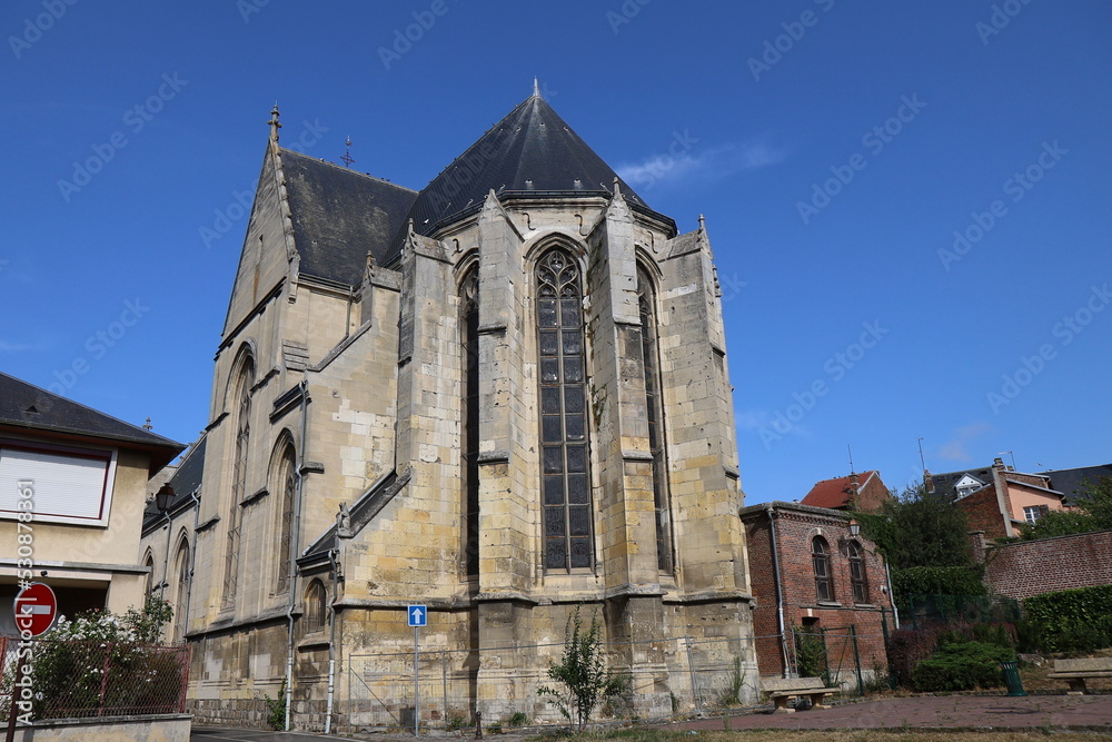 L'église Saint Sépulcre, de style gothique flamboyant, vue de l'extérieur, ville de Montdidier, département de la Somme, France