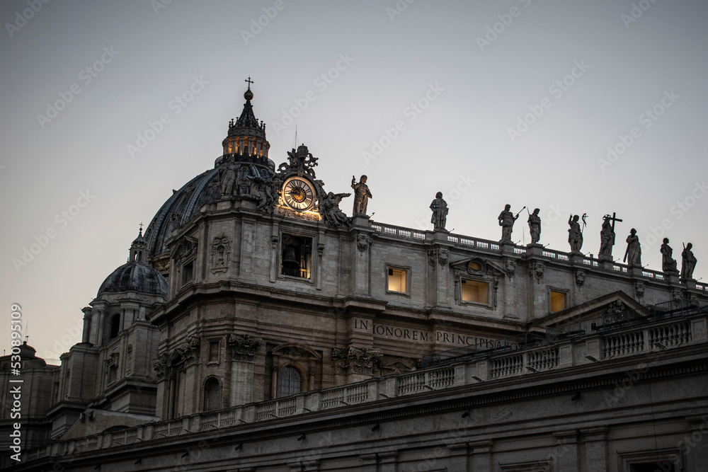 Bazylika św. Piotra w Rzymie wieczorową porą