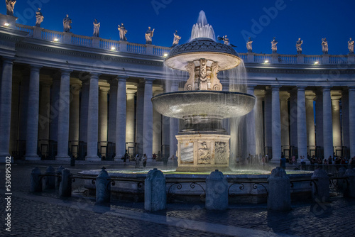Fontanna na placu św. Piotra w Rzymie