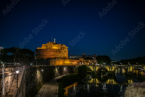 zamek św. Anioła w Rzymie z rzeką i mostem nocą