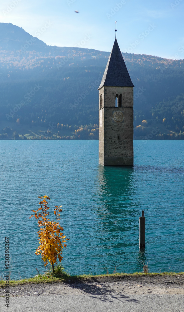versunkener Glockenturm der Pfarrkirche von Graun im Vinschgau