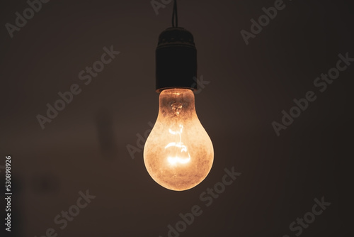 Foto old light bulb sticking out of the ceiling