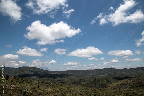 Montanhas verdes com ceú de nuvens brancas, Lavras Novas, Ouro Preto, Minas Gerais, Brasil