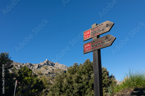 Carteles indicativos de rutas de senderismo de Gran recorrido, en las montañas de la Serra de Tramuntana de Mallorca, con el Puig Major al fondo. Islas Baleares, España. photo