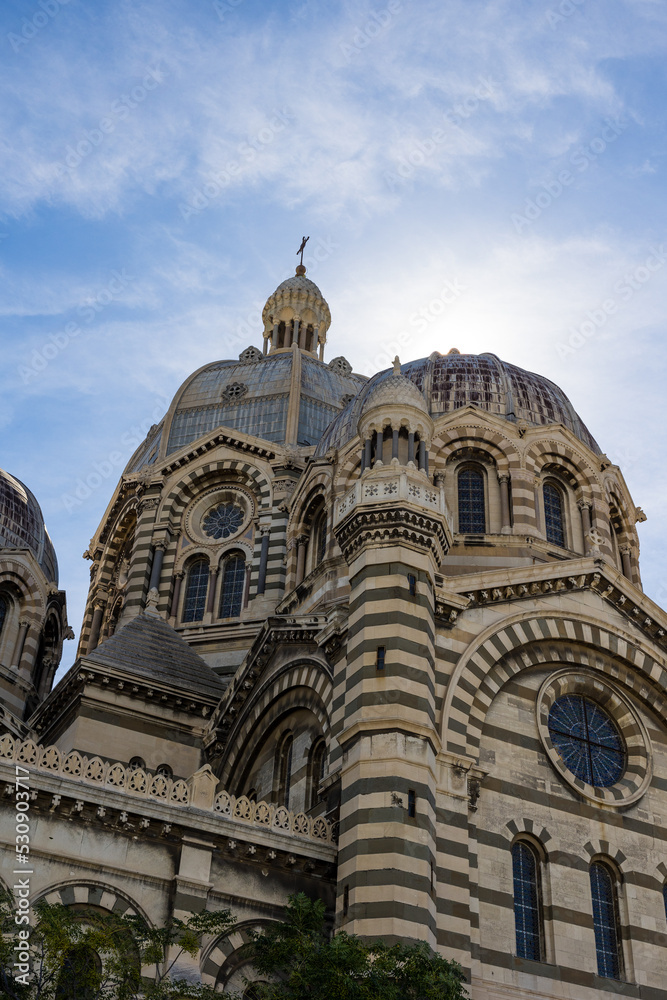 Rayons de soleil sur la Cathédrale La Major de Marseille