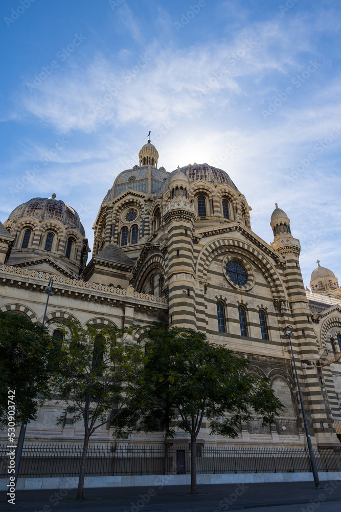 Rayons de soleil sur la Cathédrale La Major de Marseille