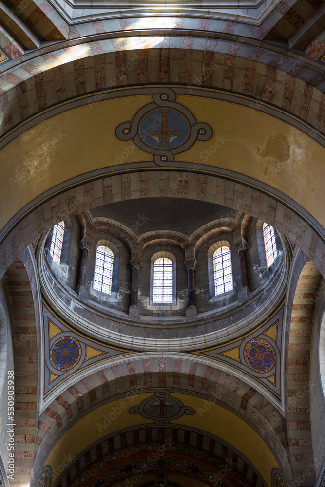 Obraz premium Intérieur néobyzantin et coloré de la Cathédrale La Major de Marseille