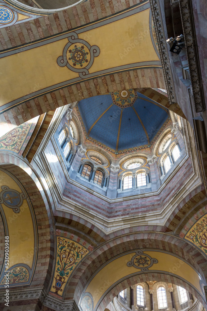 Intérieur néobyzantin et coloré de la Cathédrale La Major de Marseille