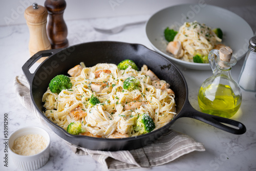 fettucine alfredo with broccoli and chicken