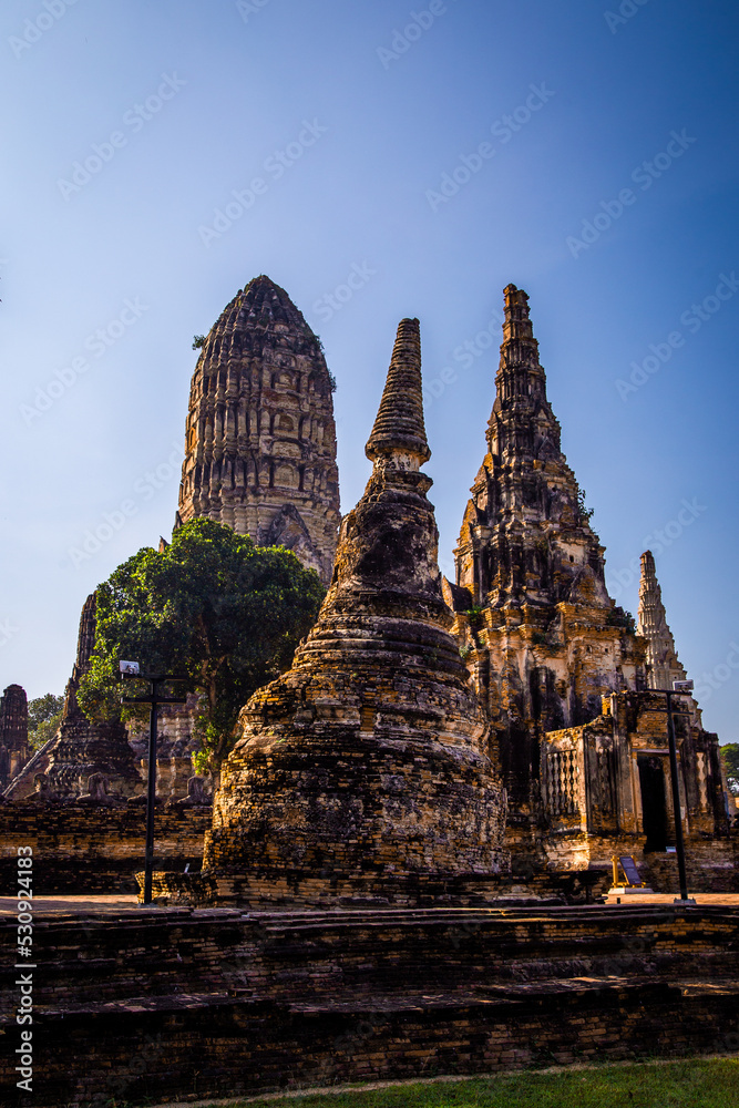 Fototapeta premium Wat Chaiwatthanaram ruin temple in Ayutthaya, Thailand