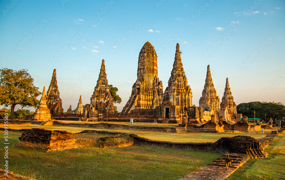 Obraz premium Wat Chaiwatthanaram ruin temple in Ayutthaya, Thailand