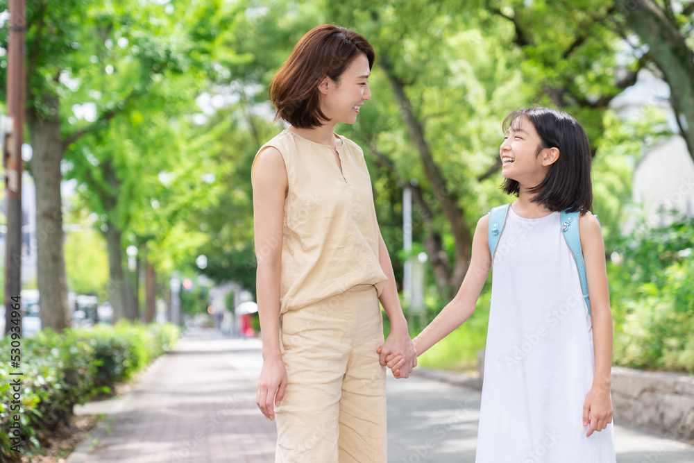 笑顔の親子　通学　ランドセル