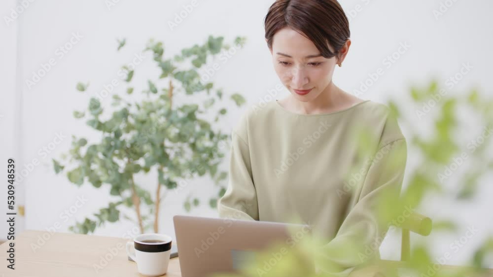 パソコンを使う女性