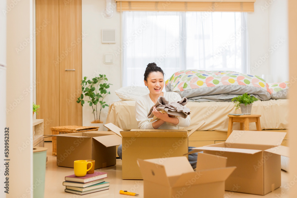 引越しをする若い女性