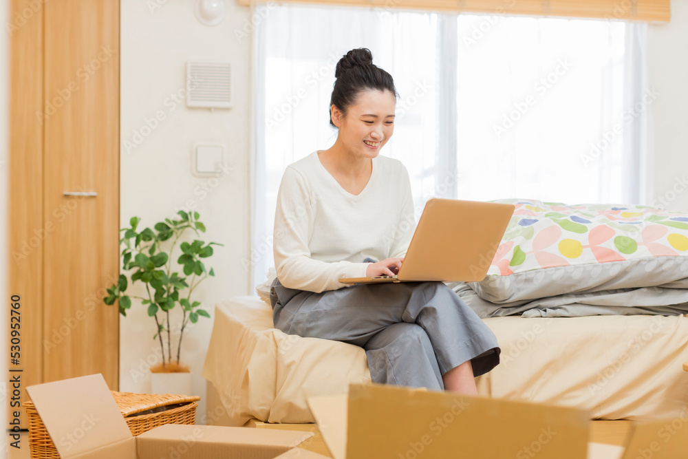 引越しをする若い女性 引越しをする若い女性