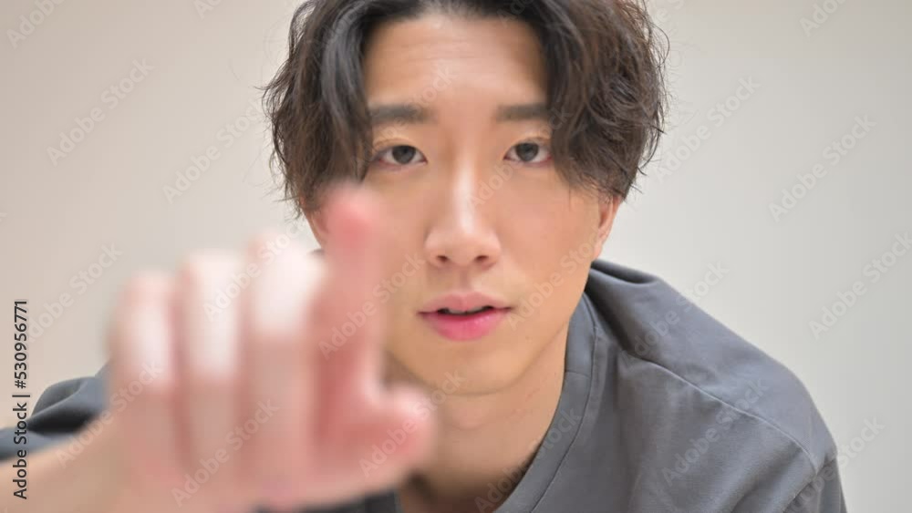 画面をタップする男性 笑顔 画面をタップする男性 笑顔