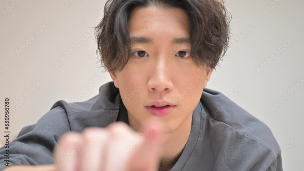 画面をタップする男性　驚く