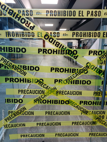 puerta bloqueada por seguridad con el paso prohibido photo