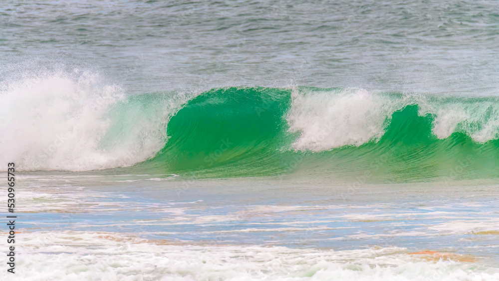 Fototapeta premium Wave curling over on the ocean