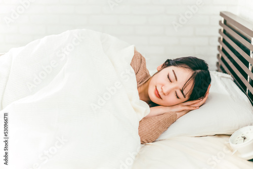 ベッドルームで寝る女性（熟睡）

