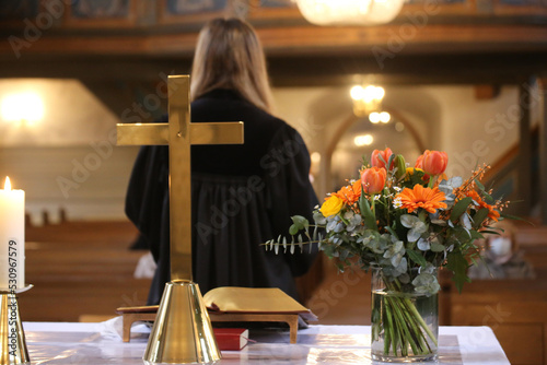 Vikarin hält den Gottesdienst in einer protestantischen Kirche photo