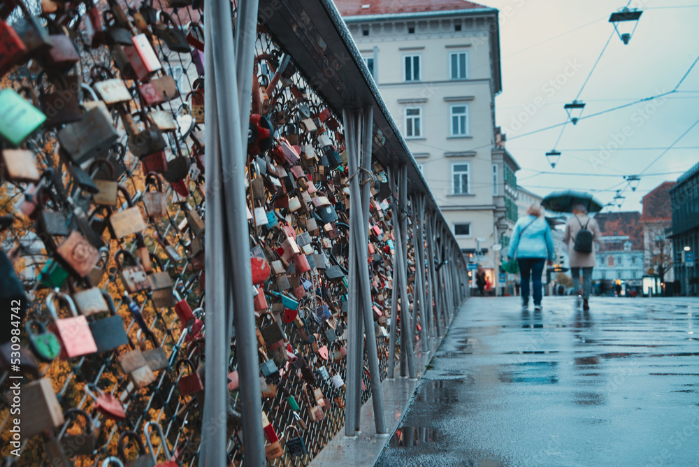Obraz premium Graz locks on the bridge
