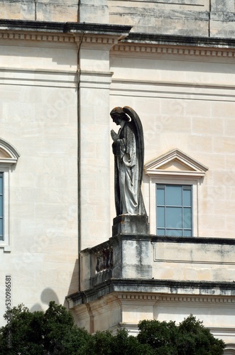 Estatua de Ángel en la Basílica de Nuestra Señora del Rosario de Fátima, Portugal