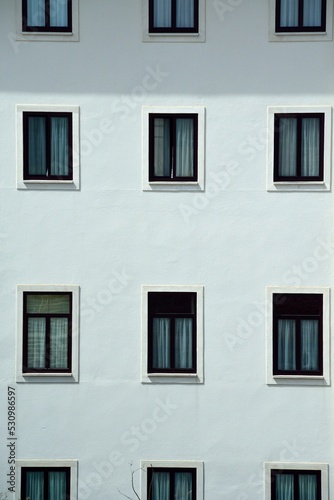 Detalle de ventanas junto a la Basílica de Nuestra Señora del Rosario de Fátima, Portugal
