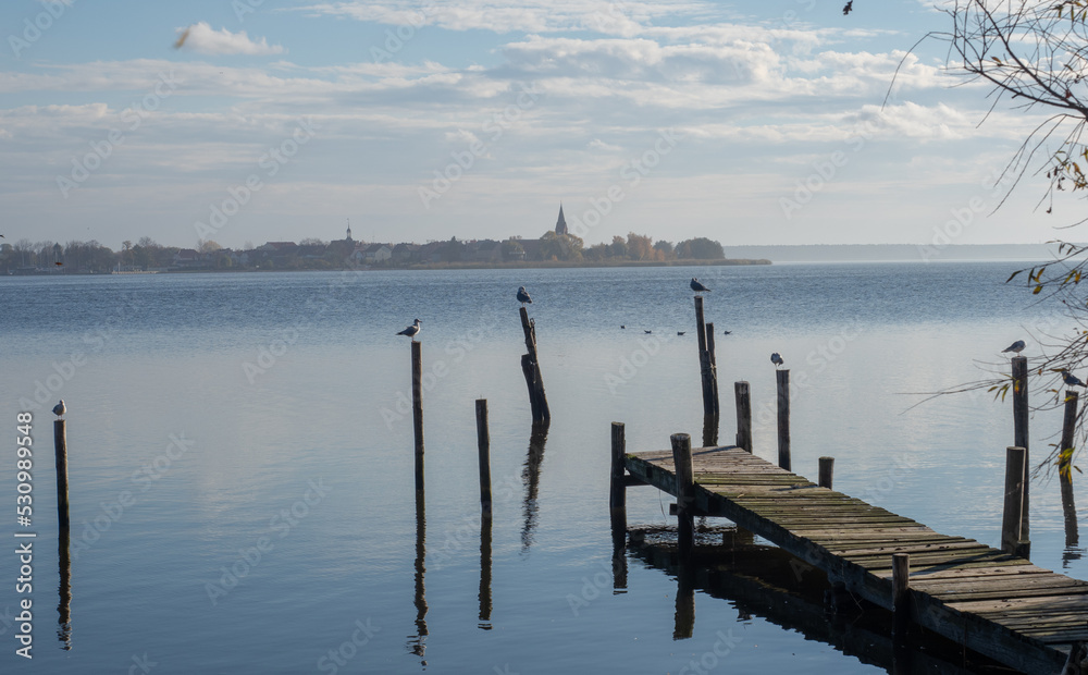 Steg an der Ostsee in Altwarp mit Nowe Warpno im Hintergrund Steg an der Ostsee in Altwarp mit Nowe Warpno im Hintergrund
