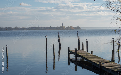 Steg an der Ostsee in Altwarp mit Nowe Warpno im Hintergrund