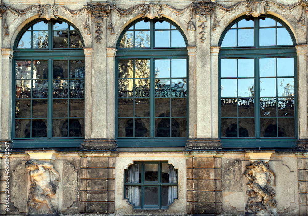 Obraz premium Fassadenspiegelung im Zwinger in Dresden