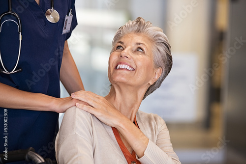 Canvastavla Caring nurse comforting old woman