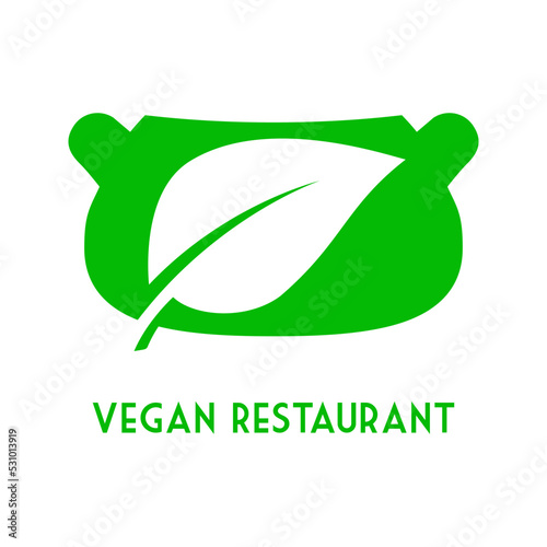 Concepto dieta vegana verde. Logo con texto Vegan Restaurant con silueta de cazuela y hoja de planta en espacio negativo