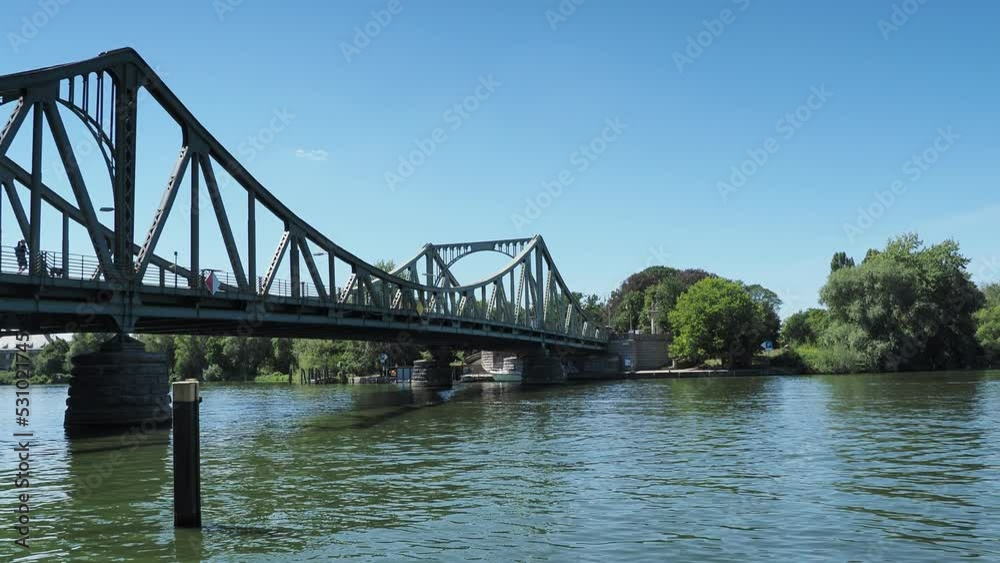 Zwischen West-Berlin und Postdam. Unter der Metallkonstruktion der Glienicker Brücke. Schifffahrt Bahnof Griebnitzsee Zwischen West-Berlin und Postdam. Unter der Metallkonstruktion der Glienicker Brücke. Schifffahrt Bahnof Griebnitzsee