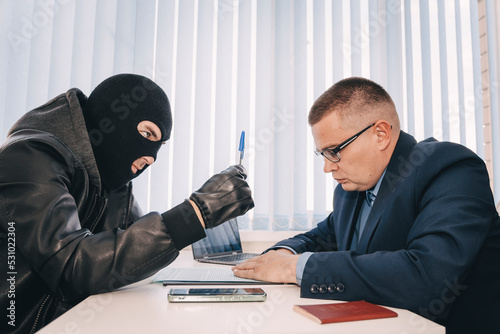 Fotografia businessman and robbers are sitting at a table