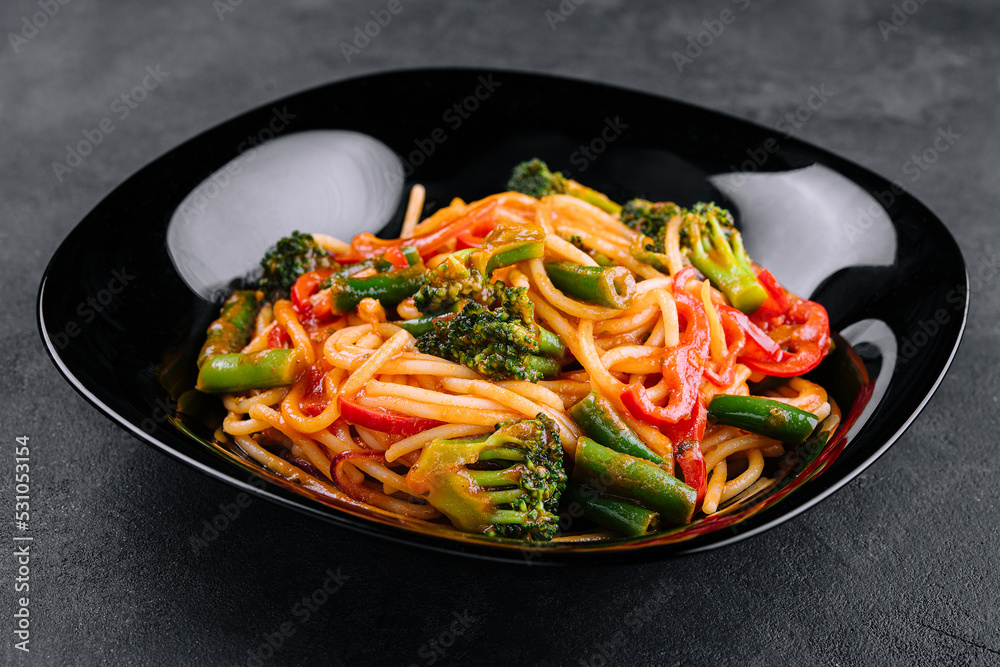 Vegetable and wholewheat spaghetti with green beans, broccoli and pepper Vegetable and wholewheat spaghetti with green beans, broccoli and pepper