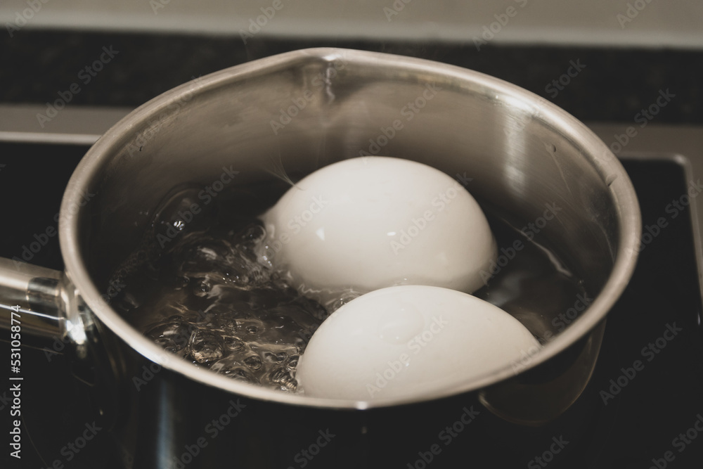 Eier im Wasser hartkochen Eier im Wasser hartkochen
