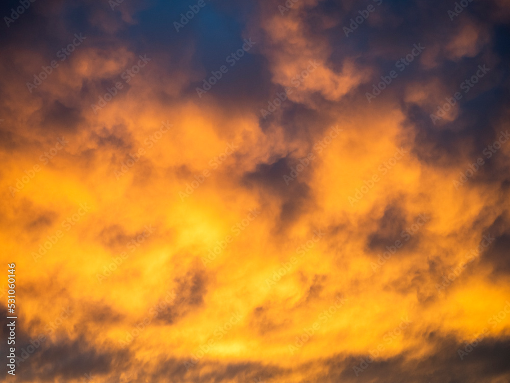 imagen cielo nublado puesta de sol y colores cálidos 